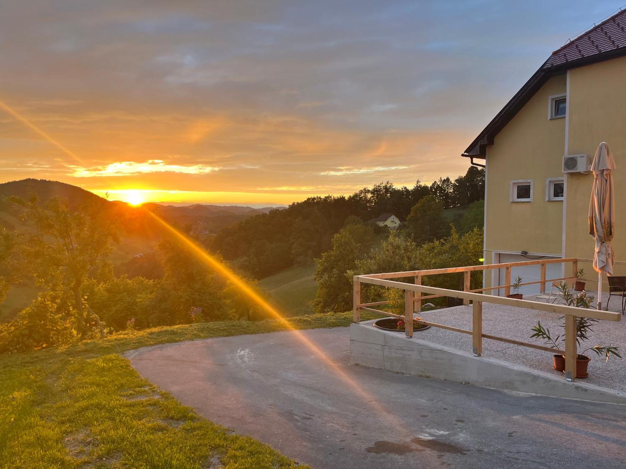 Karla'S House Bed & Breakfast Dobje pri Planini Exterior photo